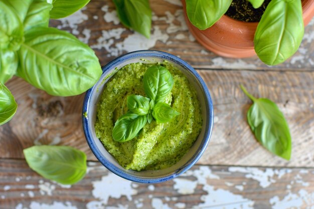 Foto salsa verde vibrante de pesto de albahaca fresca para la perfección de la pasta