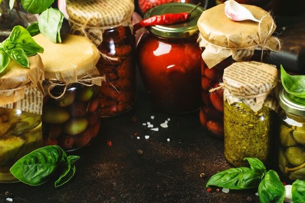 Salsas y aperitivos italianos vegetarianos conservados marinados en escabeche fermentados Tomates deshidratados orgánicos alcachofas alcaparras aceitunas salsas marinara pesto en frascos con especias y hierbas