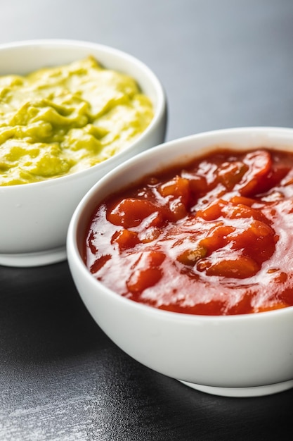 Foto salsas en bowl dip de guacamole y tomate en bowl