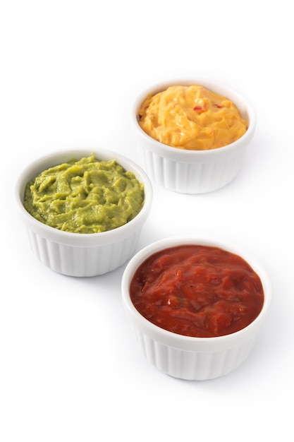 Salsas tradicionales mexicanas. Guacamole, salsa de ají y salsa de queso aislado sobre fondo blanco.