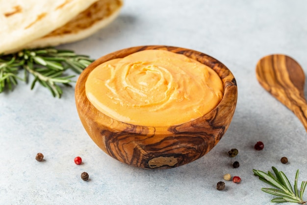 Salsas y untables griegos Hummus Tzatziki Tapenade de aceitunas servido con pan de pita