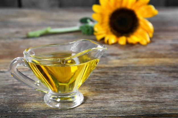 Salsera con aceite de cocina sobre mesa de madera