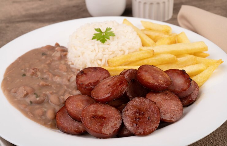 Foto salsicha, arroz, feijão e batata frita. prato executivo típico brasileiro.