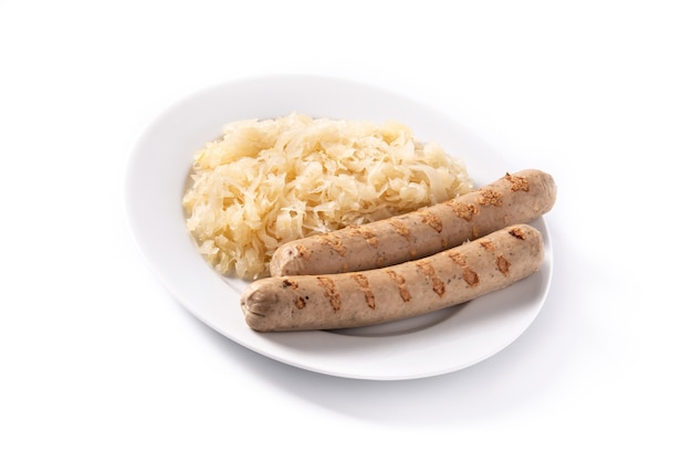 Salsicha de bratwurst e chucrute isolado no fundo branco