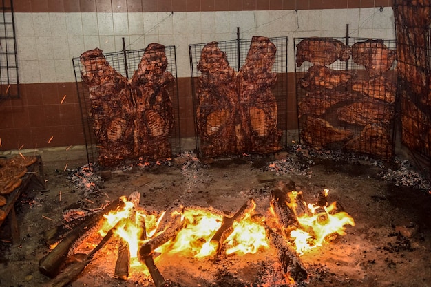 Salsicha de churrasco e costelas de vaca cozinha tradicional argentina Patagônia Argentina