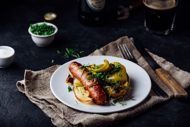 Salsicha de porco assada com pimentão verde cebola e ervas