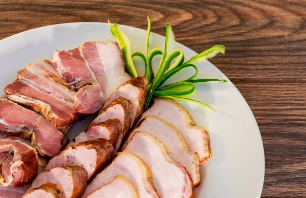 Salsicha de porco em fatias de presunto bacon Diferente de presunto ucraniano e salame com ervas