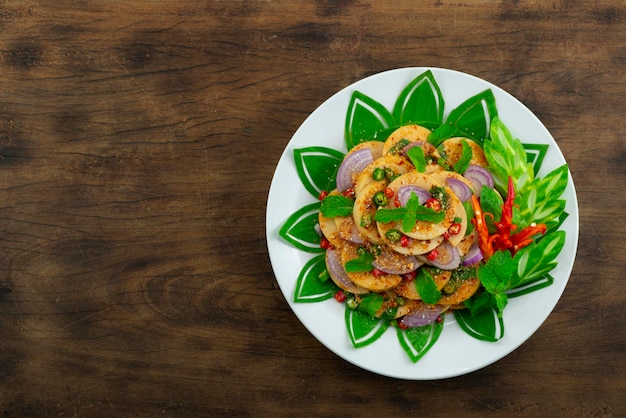 Foto salsicha de porco vietnamita picante lab salada de pimentão comida tailandesa estilo nordestino