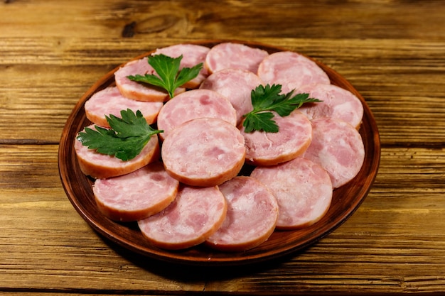 Salsicha de presunto em um prato na mesa de madeira