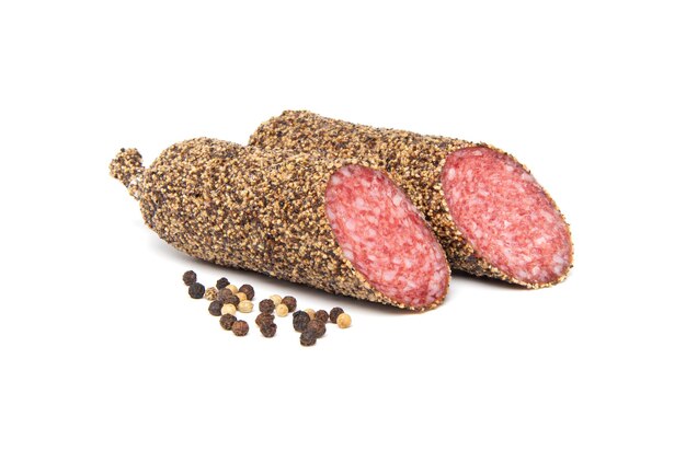 Salsicha de salame apimentada isolada no fundo branco