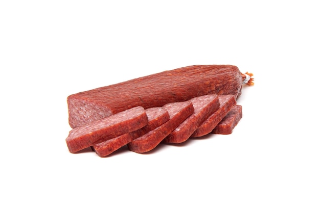 Salsicha de salame com carne de porco e javali isolada no fundo branco