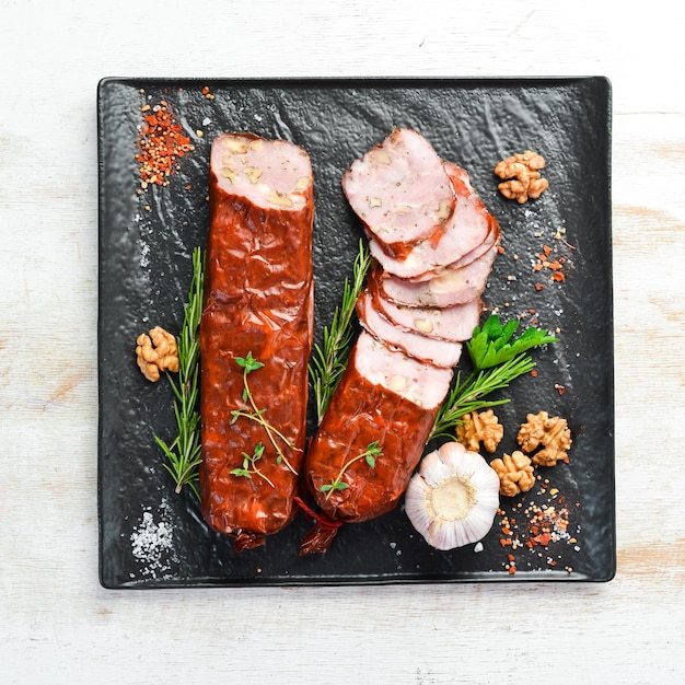 Salsicha de salame com queijo e nozes Salsicha defumada Vista superior Espaço livre para texto