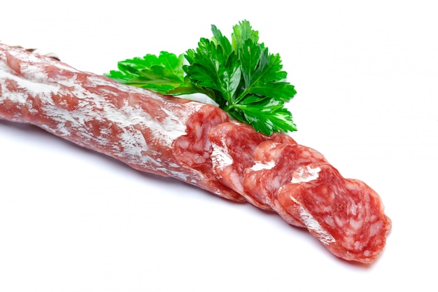 Salsicha de salame orgânico em fatias secas em branco isolado