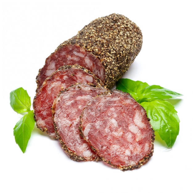 Salsicha de salame orgânico seco coberto com pimenta no branco isolado