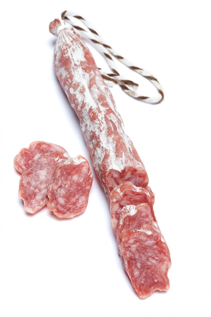 Foto salsicha de salame orgânico seco em branco isolado