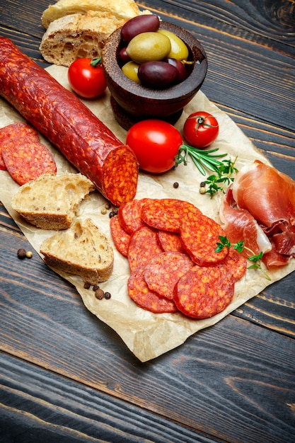 Salsicha de salame orgânico seco na mesa de madeira