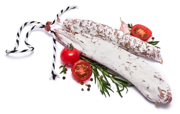 Salsicha de salame seca fina fuet espanhola isolada em um fundo branco