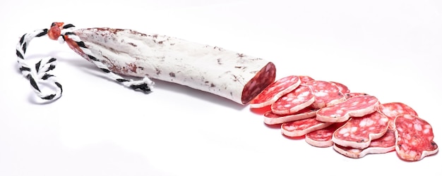 Foto salsicha de salame seca fina fuet espanhola isolada em um fundo branco