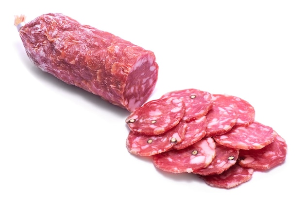 Salsicha de salame seco defumada isolada no fundo branco