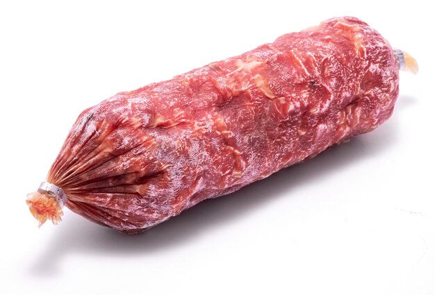 Salsicha de salame seco defumada isolada no fundo branco