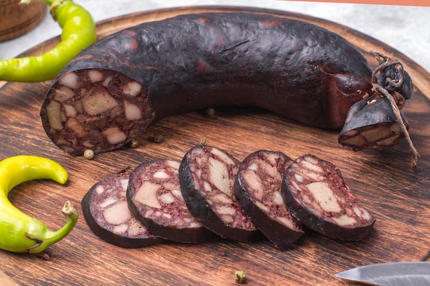 Salsicha de sangue tradicional na placa de madeira.