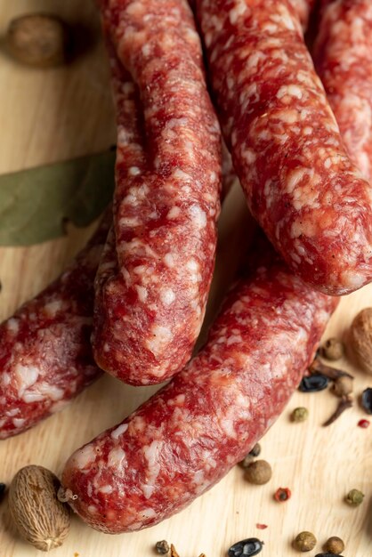 Foto salsicha de vitela seca durante a preparação de fatias de aperitivos de linguiça de vitela seca