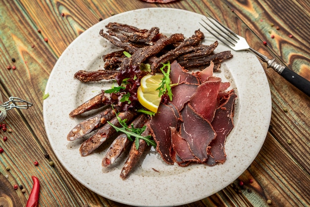 Foto salsicha defumada carne despejo salsicha de pepperoni espasmódica, comida saudável e saborosa.