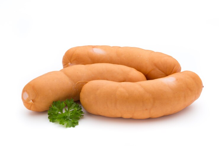 Foto salsicha e especiarias isoladas na superfície branca, salsicha deliciosa fresca.
