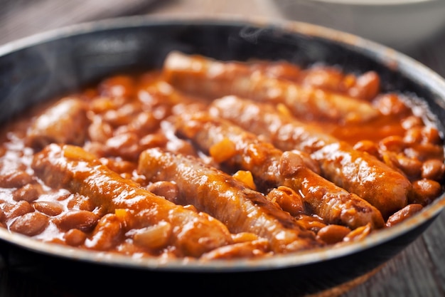 Salsicha e feijão com molho de tomate em uma panela