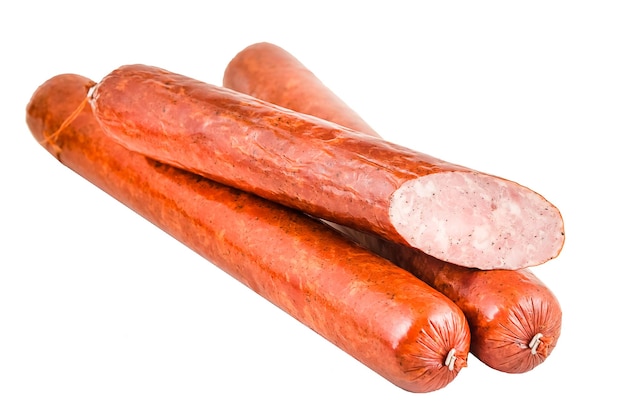 salsicha fina de salame, com especiarias, pimenta preta, fatias de gordura, isoladas no fundo branco