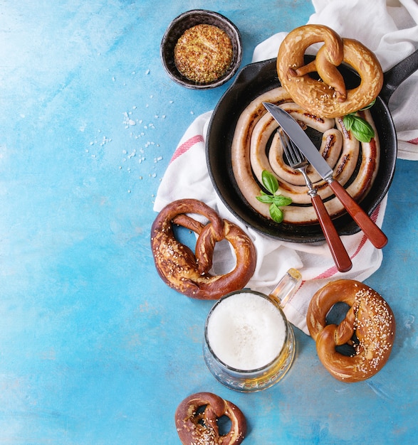 Salsicha frita com cerveja e pretzels