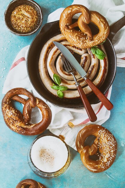 Salsicha frita com cerveja e pretzels