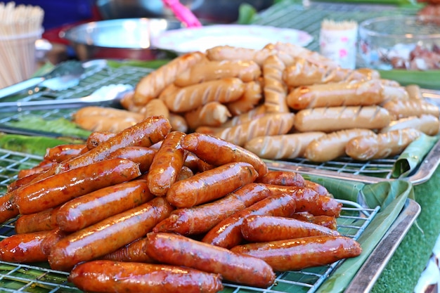 Foto salsicha frita em comida de rua