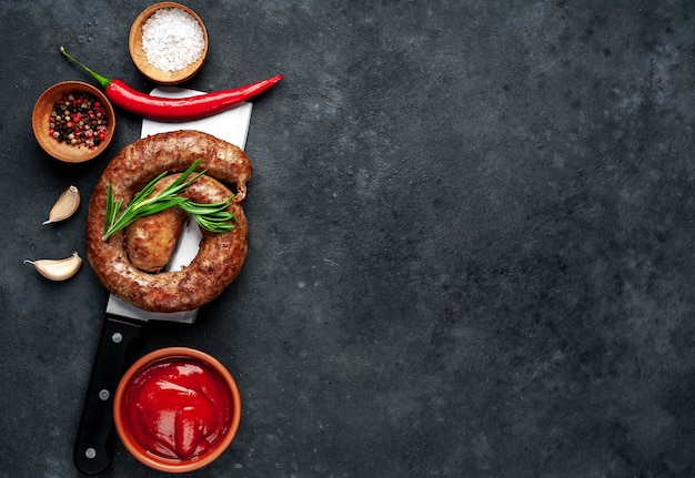 Salsicha frita em espiral com especiarias em uma faca de carne