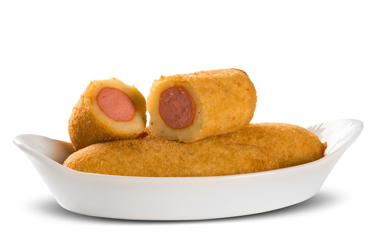 Foto salsicha frita em superfície branca