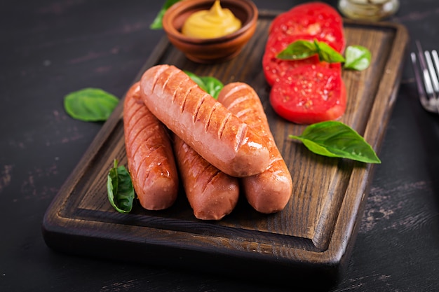 Salsicha grelhada com tomate, salada de manjericão e cebola vermelha