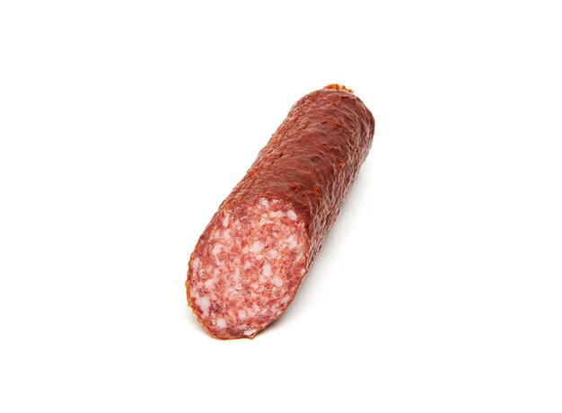 Salsicha maturada fumada de salame de carne de porco e veado isolada no fundo branco