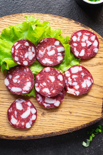 Salsicha pedaços de carne toucinho toucinho bovino ou porco, refeição curada ou defumada lanche na mesa copie espaço