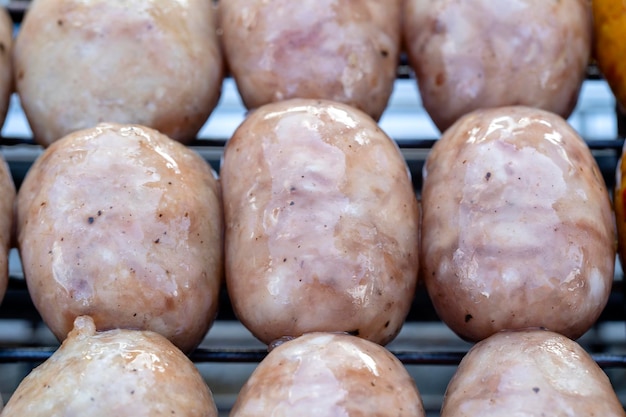 Salsicha tailandesa grelhada no mercado de comida de rua na Tailândia Salsicha tailandesa tradicional com carne de porco e arroz deliciosa comida de rua