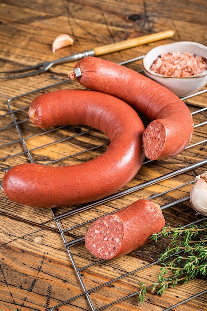 Foto salsicha turca de carne sucuk em uma grelha fundo de madeira vista superior