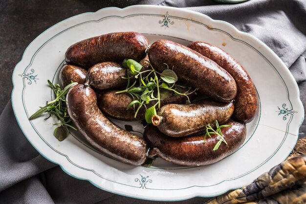 Salsichas assadas na frigideira com alecrim. Jaternice ou jitrnice de bratwurst de comida tradicional europeia.