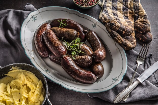 Salsichas assadas na frigideira com alecrim. Jaternice ou jitrnice de bratwurst de comida tradicional europeia.