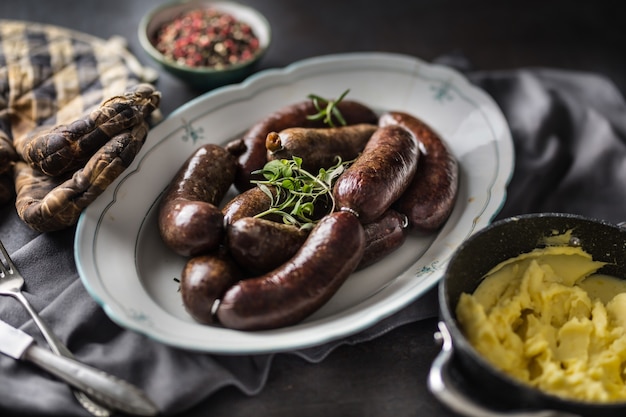 Salsichas assadas na frigideira com alecrim. Jaternice ou jitrnice de bratwurst de comida tradicional europeia.