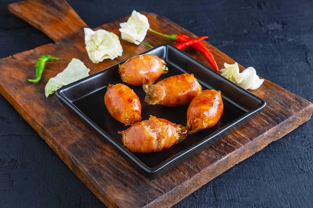 Salsichas caseiras fritas em uma frigideira