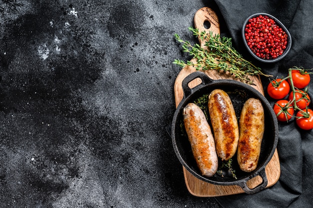 Salsichas caseiras saborosas em uma frigideira