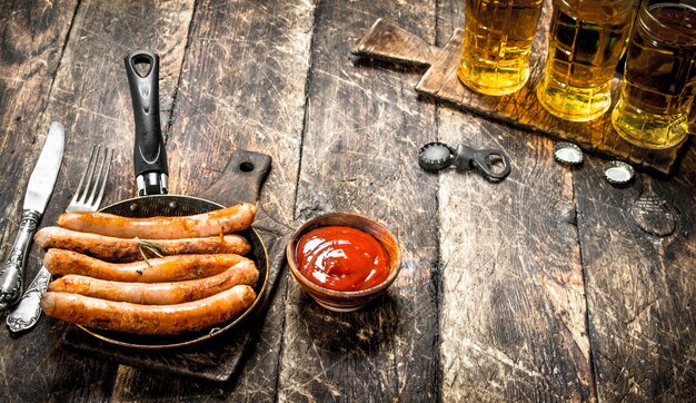 Salsichas com cerveja gelada e molho