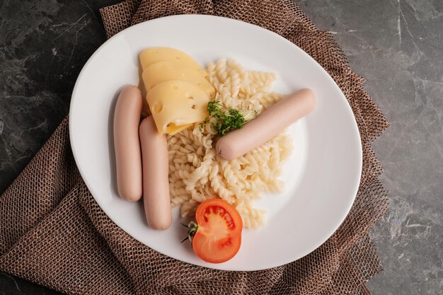 Salsichas com macarrão queijo e tomate