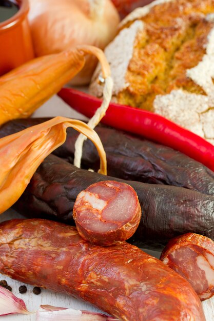 Salsichas com pão e cebola