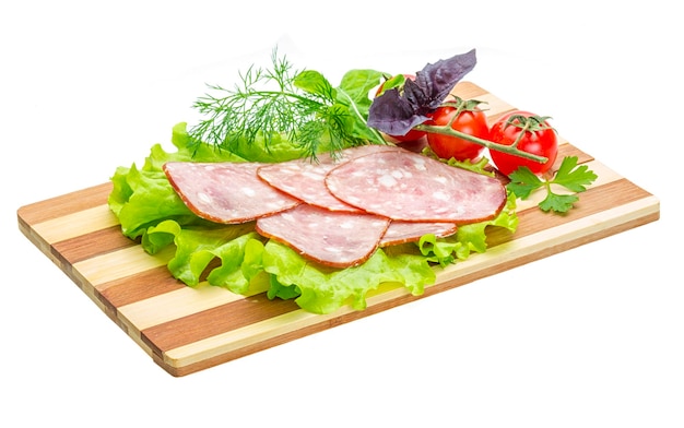 Salsichas com salada e manjericão