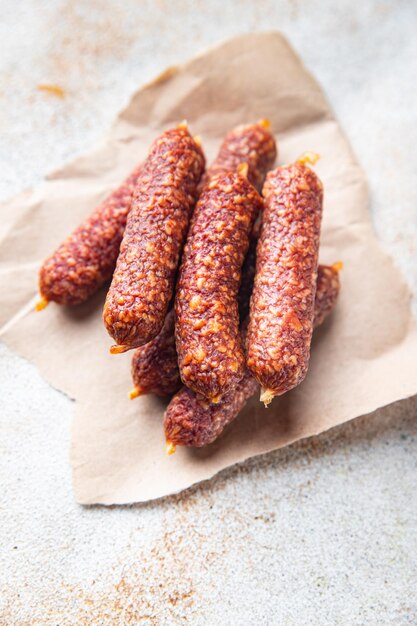 Salsichas curadas linguiça defumada refeição de carne crua lanche rápido na mesa cópia espaço comida